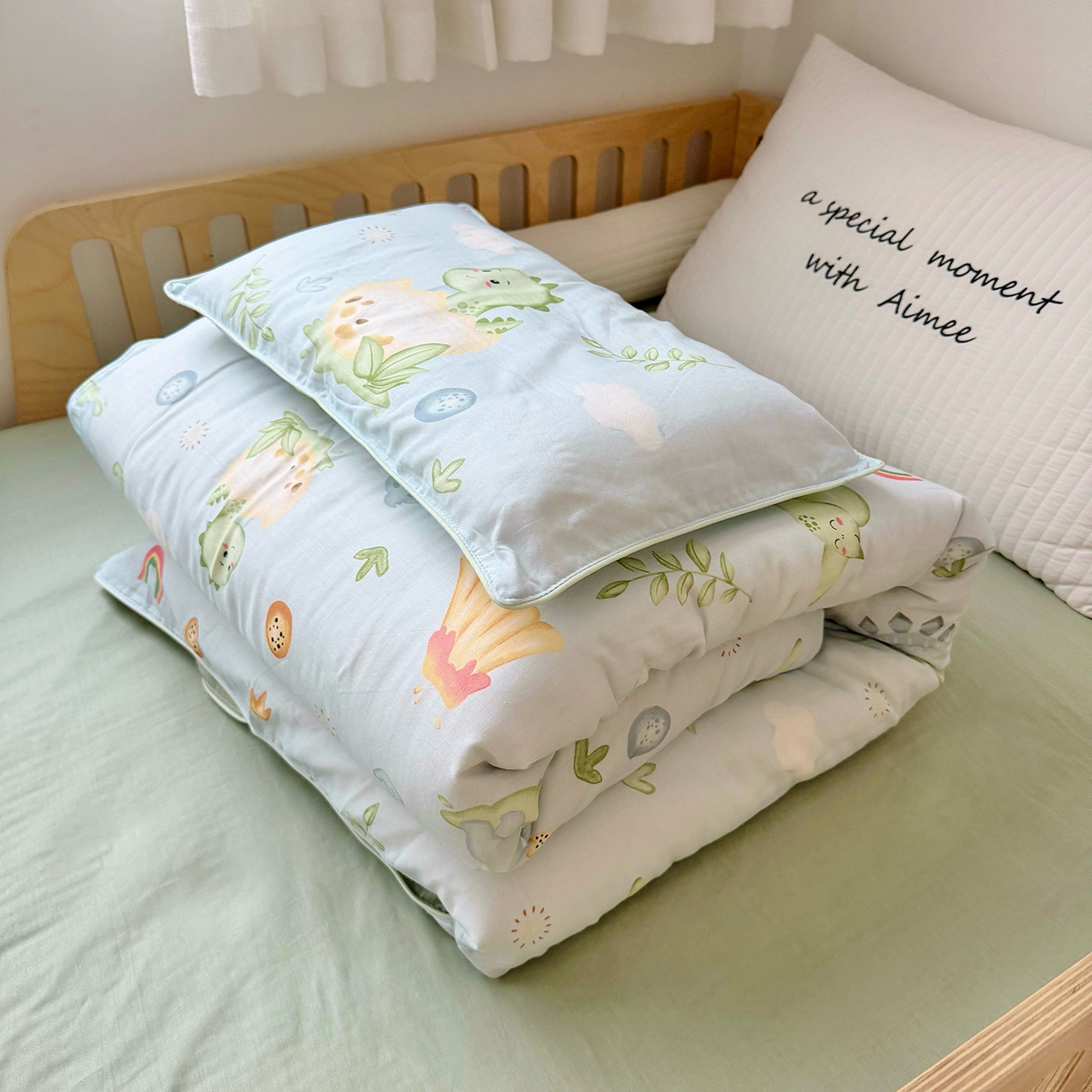 91家纺网 家纺一手货源 找家纺 萌宝家纺 2025新款母婴A类全棉双层纱儿童被套纯棉纱布三件套 小恐龙