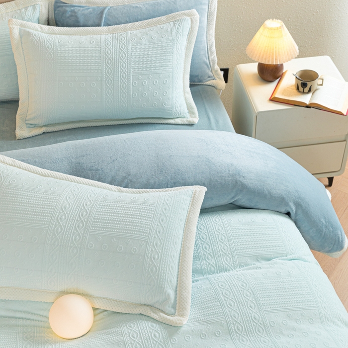 91家纺网 家纺一手货源 找家纺 眠博士 2025新款洛克款浮雕烂花牛奶绒加厚保暖四件套 洛克款-艺尚静蓝