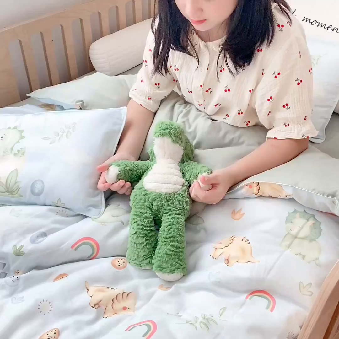 91家纺网 家纺一手货源 找家纺 萌宝家纺 2025新款母婴A类全棉双层纱儿童被套纯棉纱布三件套 小恐龙