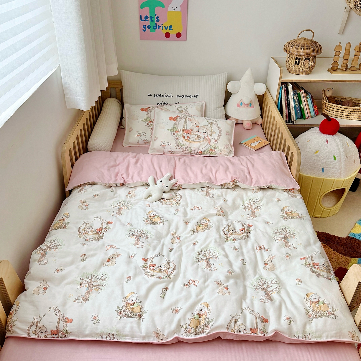 91家纺网 家纺一手货源 找家纺 萌宝家纺 2025新款母婴A类全棉双层纱儿童被套纯棉纱布三件套 摇篮兔