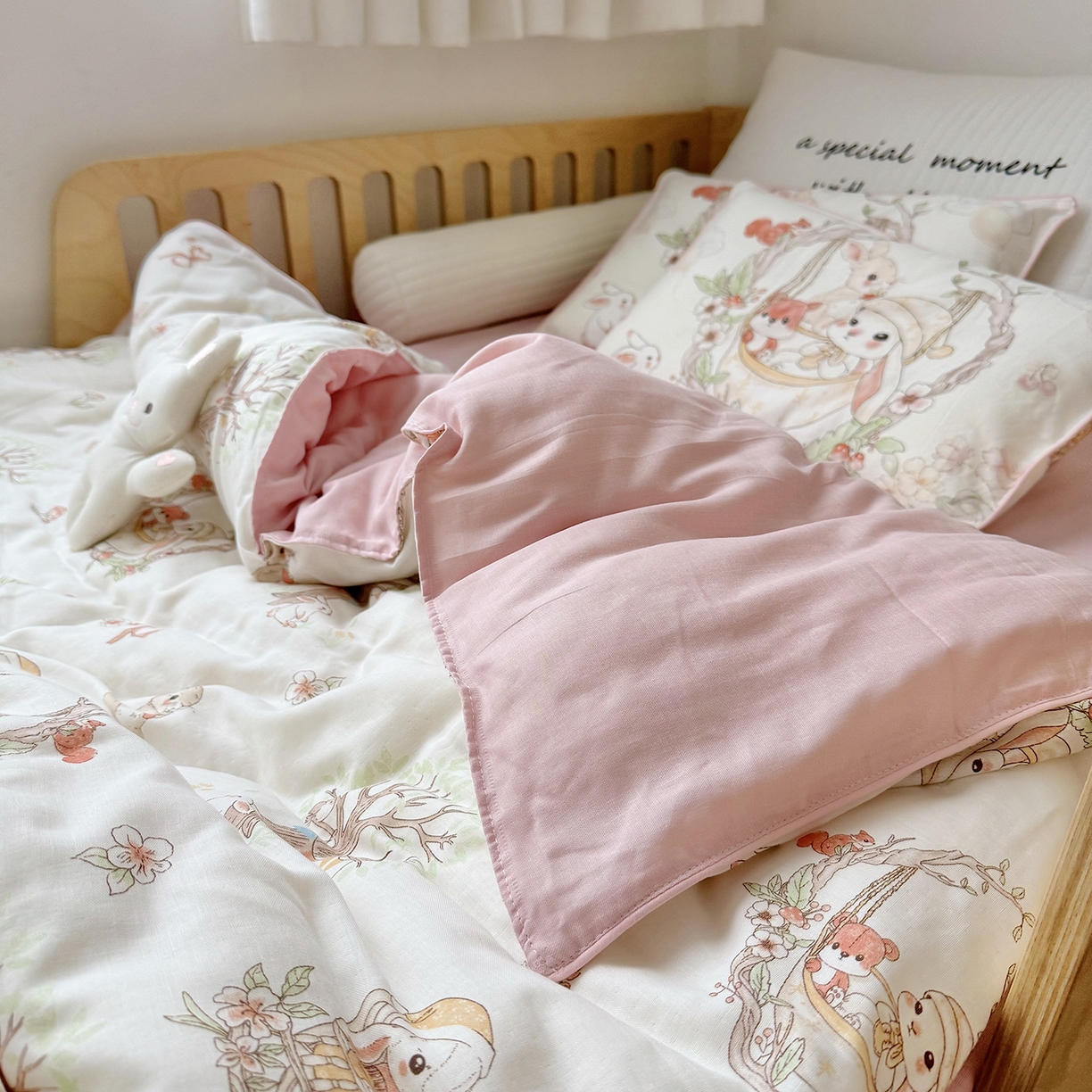 91家纺网 家纺一手货源 找家纺 萌宝家纺 2025新款母婴A类全棉双层纱儿童被套纯棉纱布三件套 摇篮兔