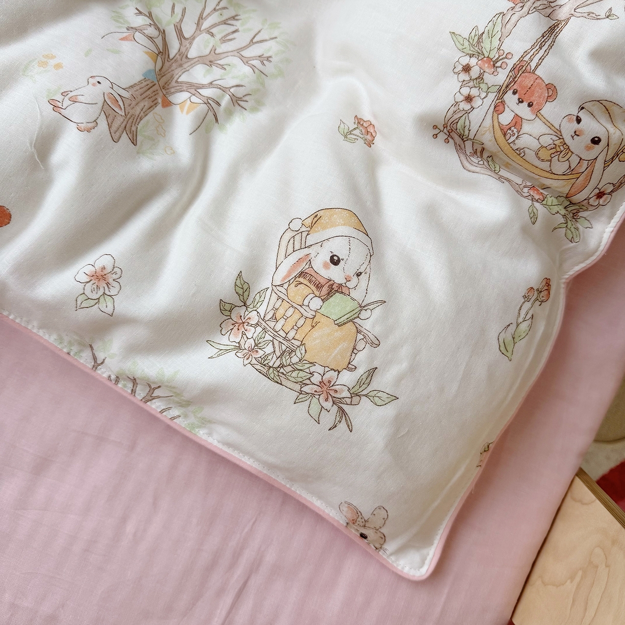 91家纺网 家纺一手货源 找家纺 萌宝家纺 2025新款母婴A类全棉双层纱儿童被套纯棉纱布三件套 摇篮兔