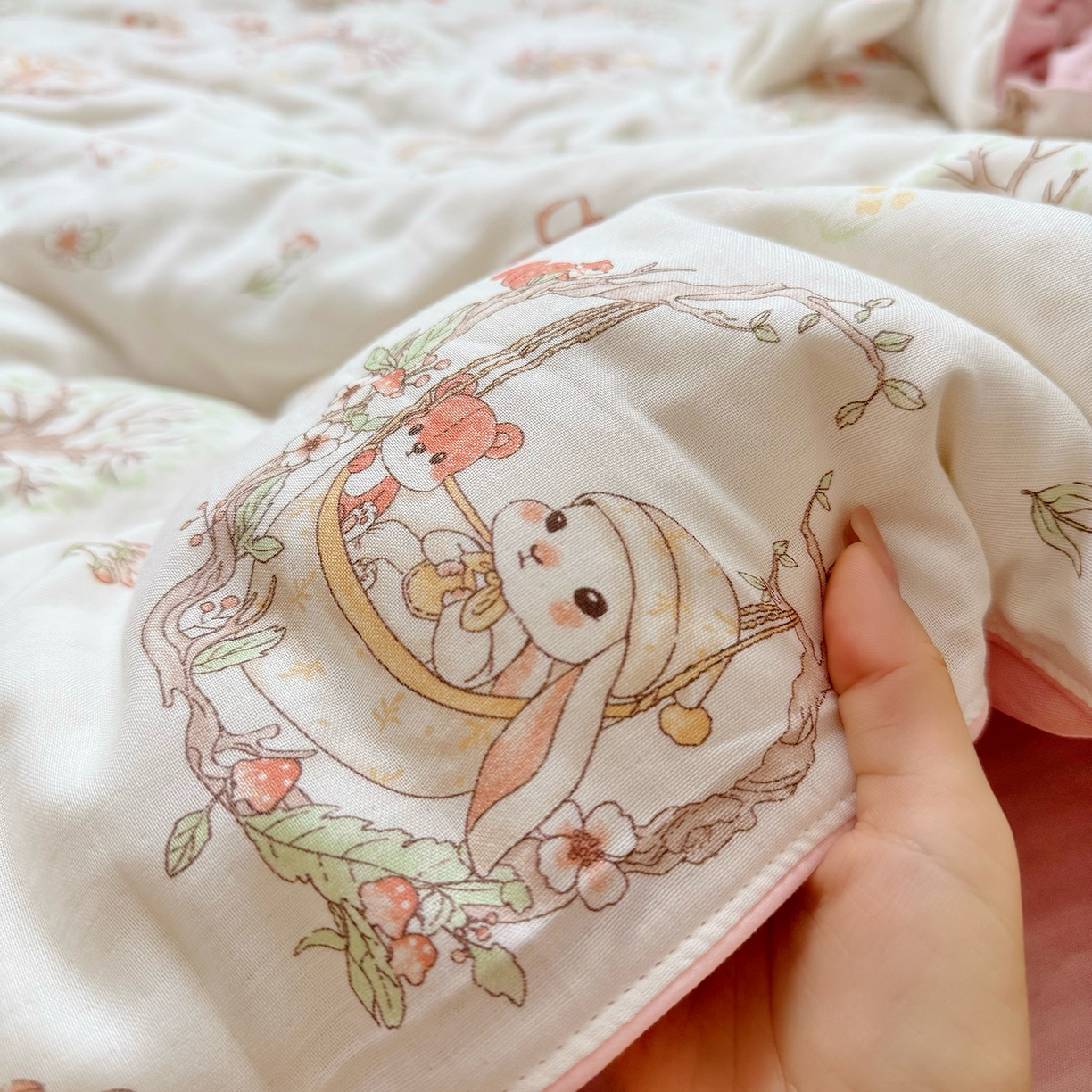 91家纺网 家纺一手货源 找家纺 萌宝家纺 2025新款母婴A类全棉双层纱儿童被套纯棉纱布三件套 摇篮兔