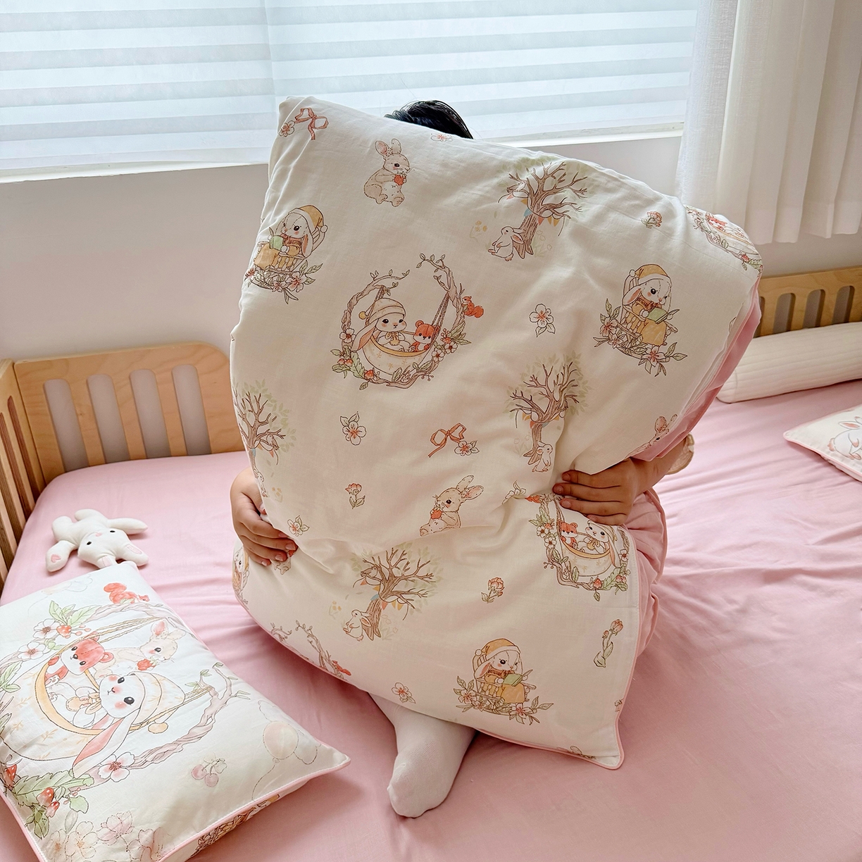 91家纺网 家纺一手货源 找家纺 萌宝家纺 2025新款母婴A类全棉双层纱儿童被套纯棉纱布三件套 摇篮兔