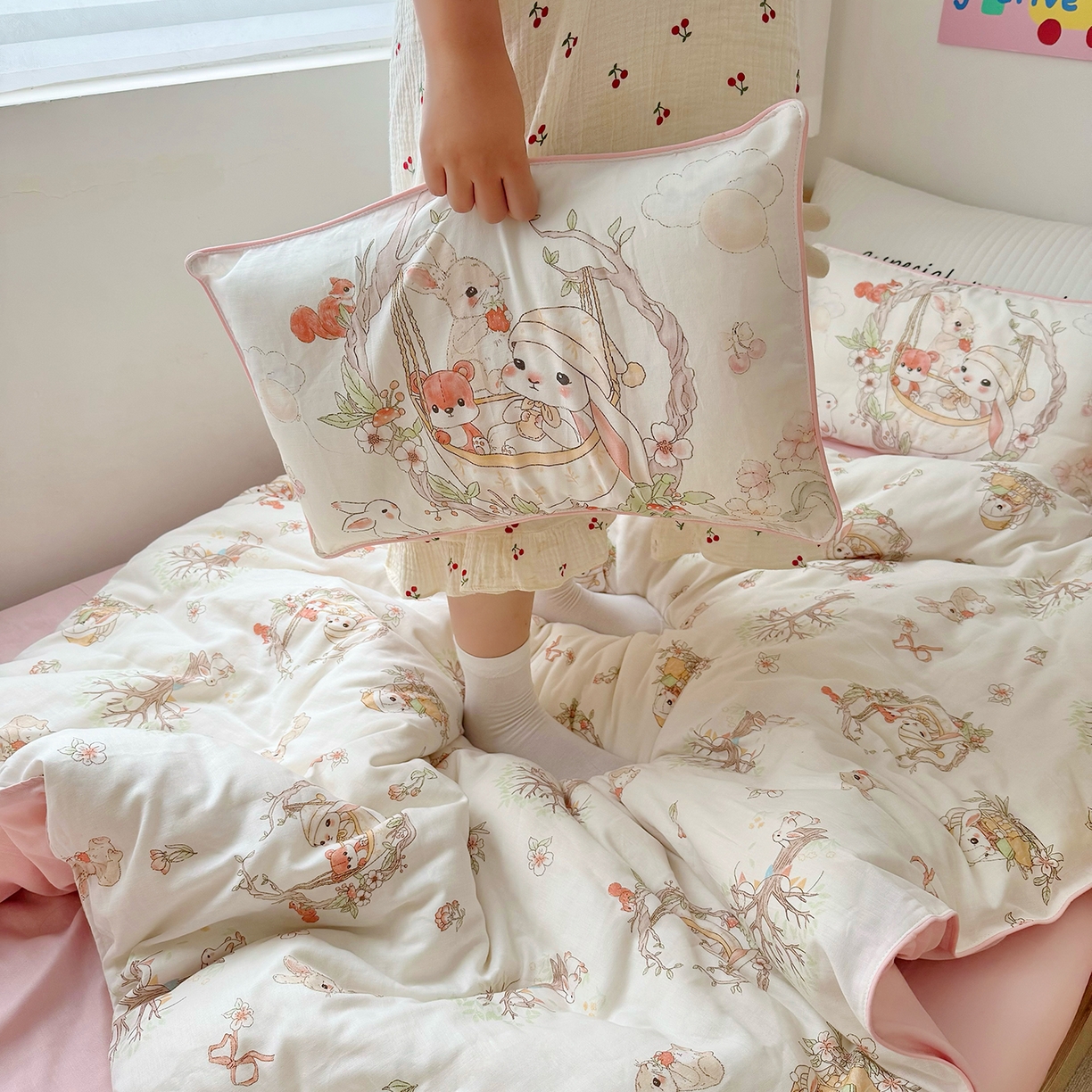 91家纺网 家纺一手货源 找家纺 萌宝家纺 2025新款母婴A类全棉双层纱儿童被套纯棉纱布三件套 摇篮兔