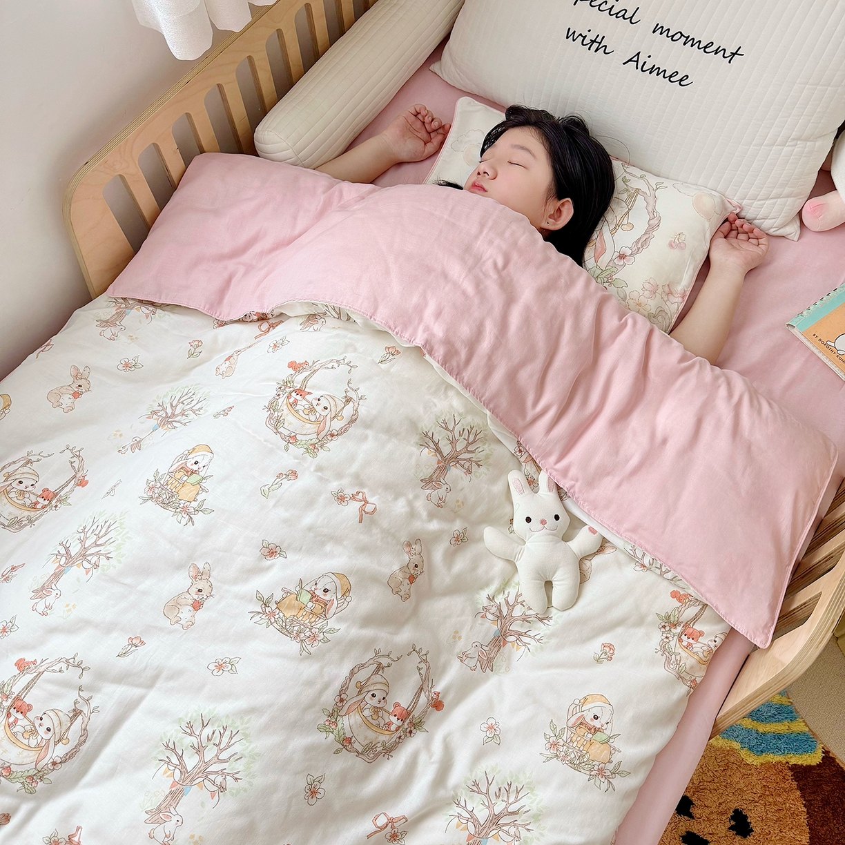 91家纺网 家纺一手货源 找家纺 萌宝家纺 2025新款母婴A类全棉双层纱儿童被套纯棉纱布三件套 摇篮兔