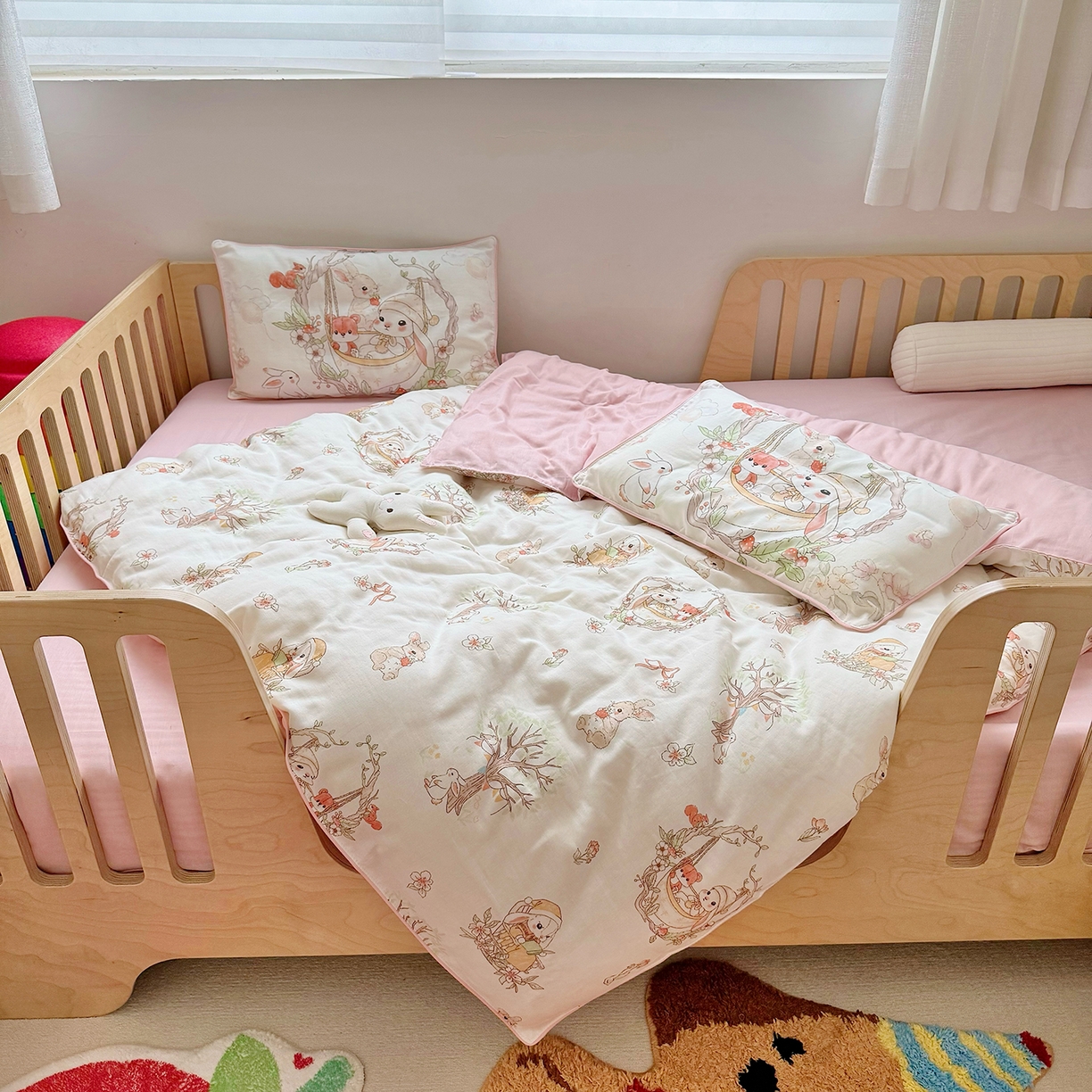 91家纺网 家纺一手货源 找家纺 萌宝家纺 2025新款母婴A类全棉双层纱儿童被套纯棉纱布三件套 摇篮兔