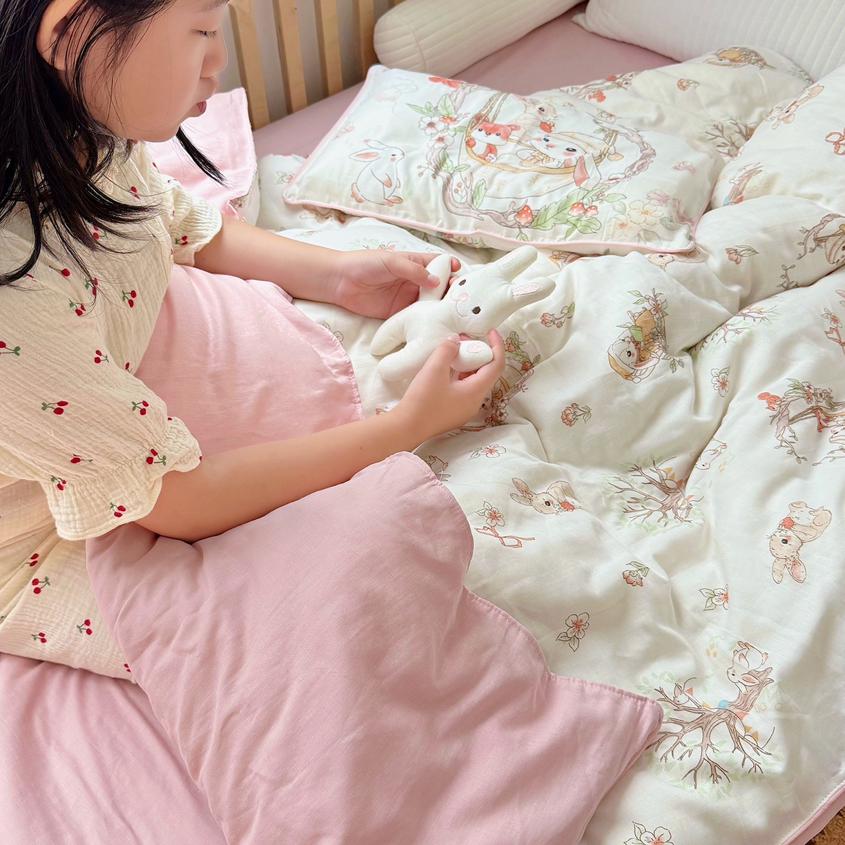 91家纺网 家纺一手货源 找家纺 萌宝家纺 2025新款母婴A类全棉双层纱儿童被套纯棉纱布三件套 摇篮兔