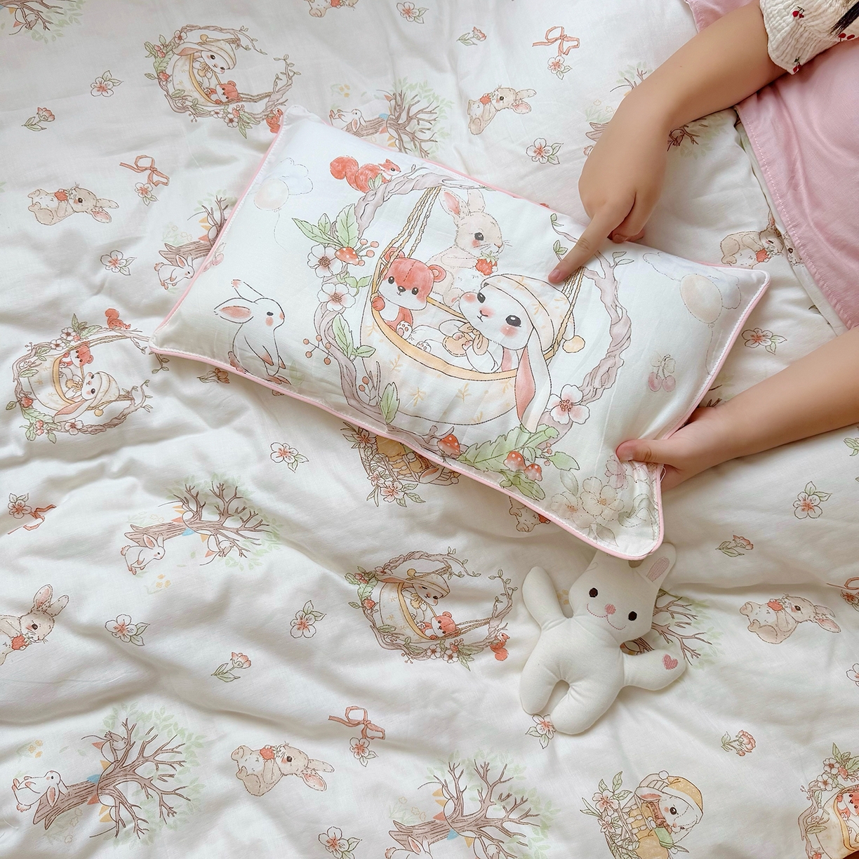 91家纺网 家纺一手货源 找家纺 萌宝家纺 2025新款母婴A类全棉双层纱儿童被套纯棉纱布三件套 摇篮兔