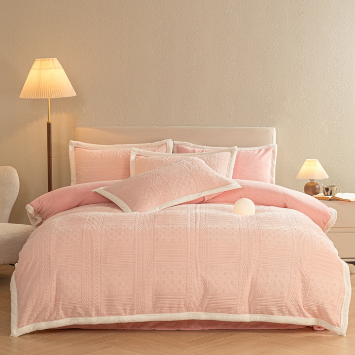 91家纺网 家纺一手货源 找家纺 眠博士 2025新款洛克款浮雕烂花牛奶绒加厚保暖四件套 洛克款-艺尚悠粉