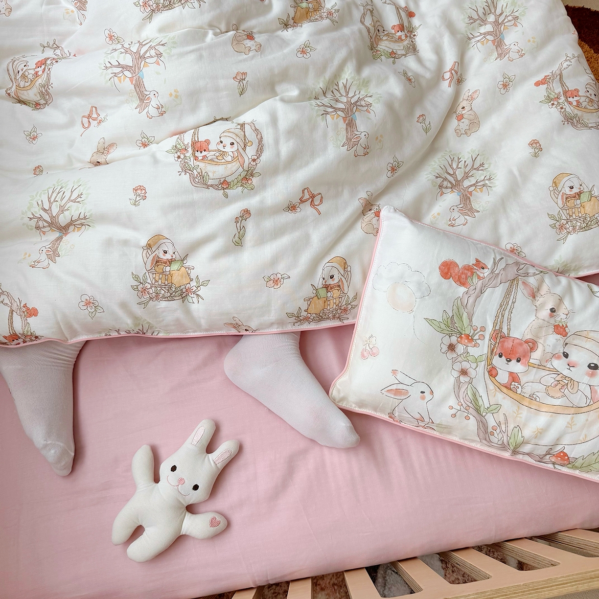 91家纺网 家纺一手货源 找家纺 萌宝家纺 2025新款母婴A类全棉双层纱儿童被套纯棉纱布三件套 摇篮兔