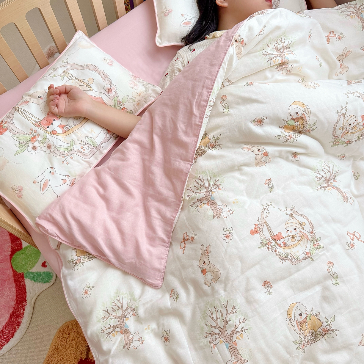 91家纺网 家纺一手货源 找家纺 萌宝家纺 2025新款母婴A类全棉双层纱儿童被套纯棉纱布三件套 摇篮兔