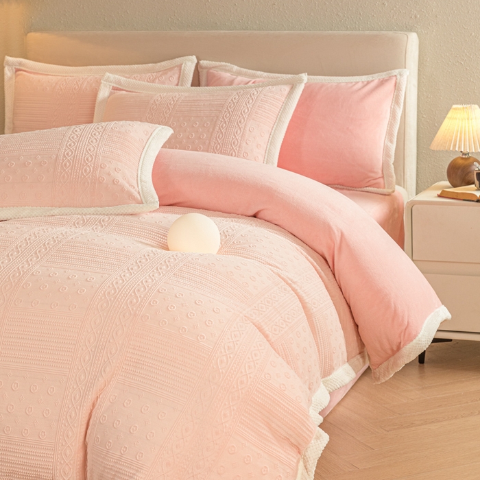 91家纺网 家纺一手货源 找家纺 眠博士 2025新款洛克款浮雕烂花牛奶绒加厚保暖四件套 洛克款-艺尚悠粉