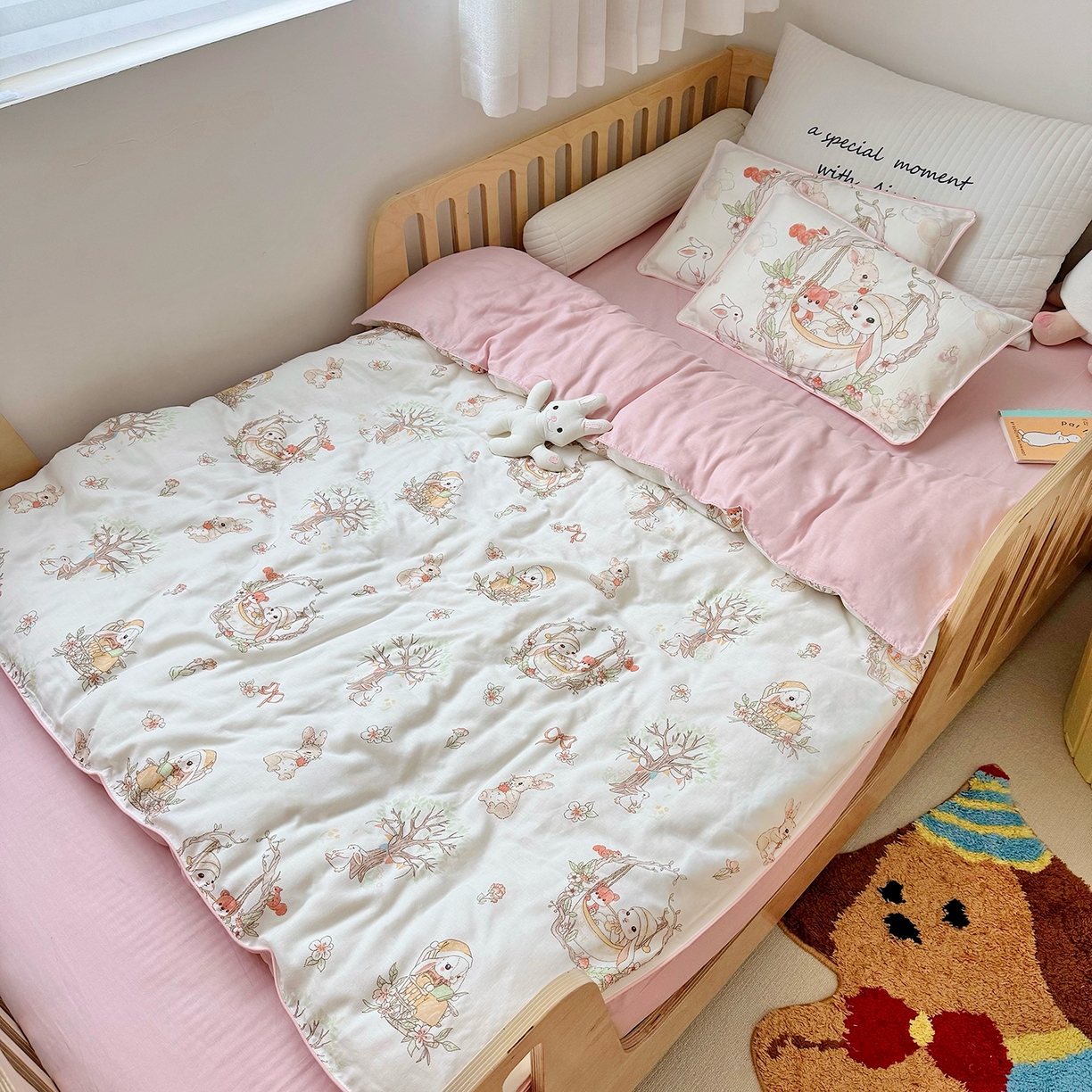 91家纺网 家纺一手货源 找家纺 萌宝家纺 2025新款母婴A类全棉双层纱儿童被套纯棉纱布三件套 摇篮兔