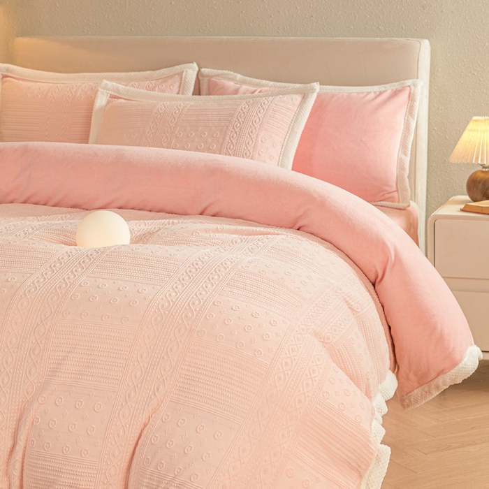 91家纺网 家纺一手货源 找家纺 眠博士 2025新款洛克款浮雕烂花牛奶绒加厚保暖四件套 洛克款-艺尚悠粉