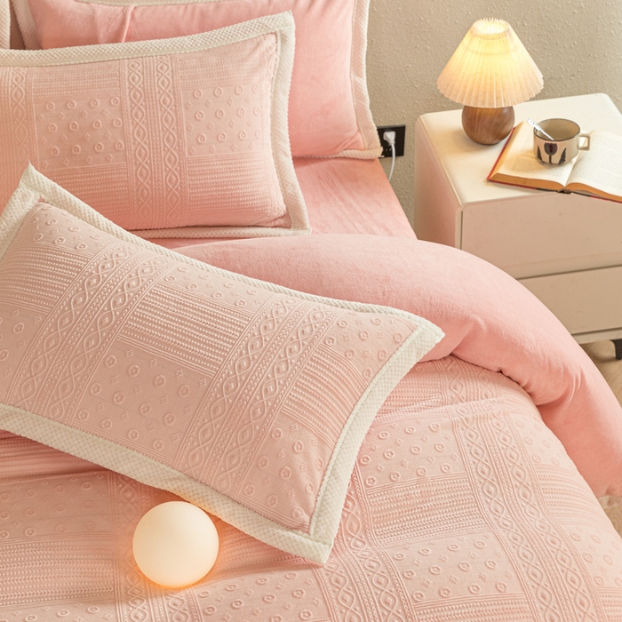 91家纺网 家纺一手货源 找家纺 眠博士 2025新款洛克款浮雕烂花牛奶绒加厚保暖四件套 洛克款-艺尚悠粉