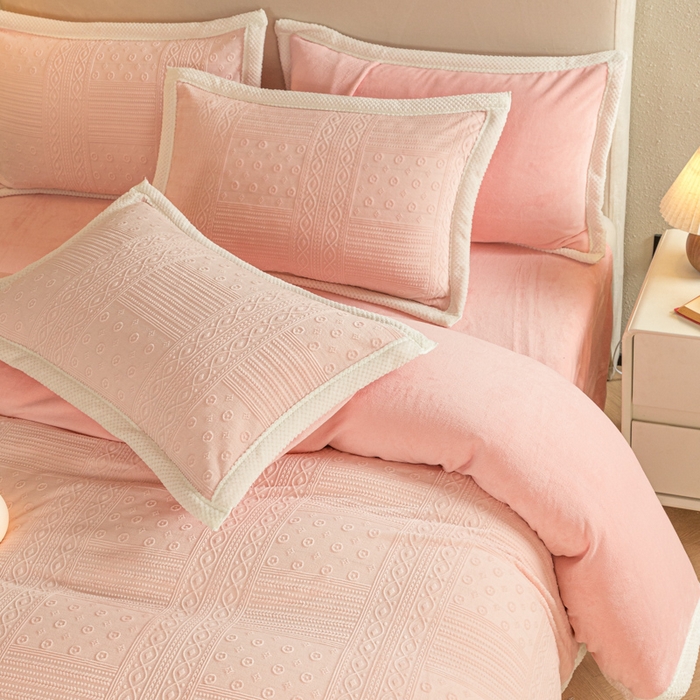 91家纺网 家纺一手货源 找家纺 眠博士 2025新款洛克款浮雕烂花牛奶绒加厚保暖四件套 洛克款-艺尚悠粉