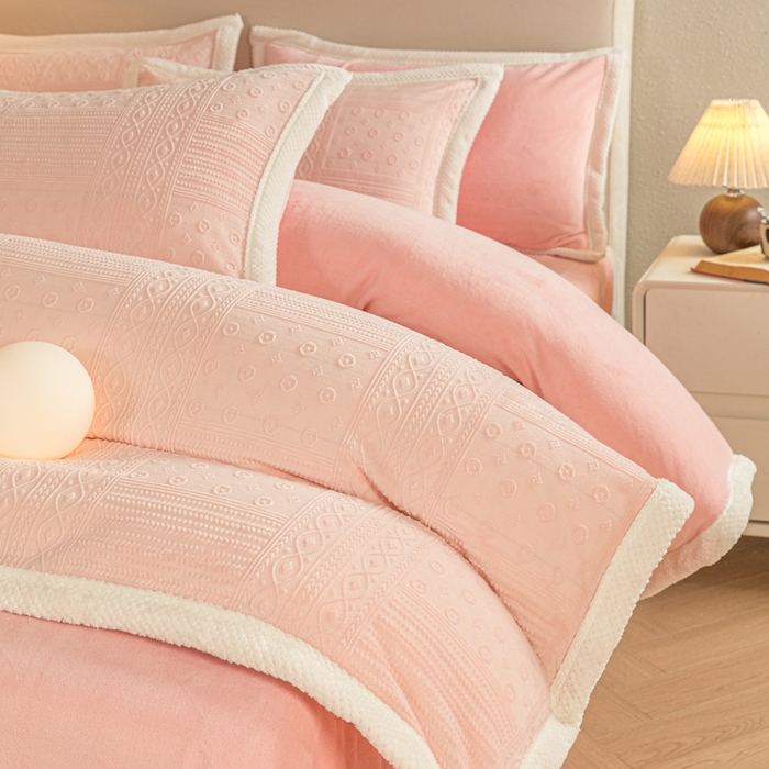 91家纺网 家纺一手货源 找家纺 眠博士 2025新款洛克款浮雕烂花牛奶绒加厚保暖四件套 洛克款-艺尚悠粉