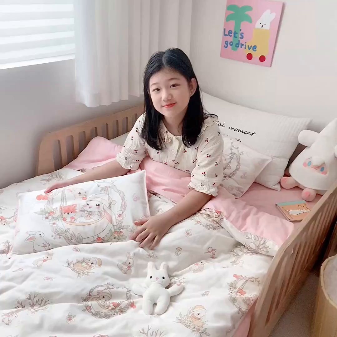 91家纺网 家纺一手货源 找家纺 萌宝家纺 2025新款母婴A类全棉双层纱儿童被套纯棉纱布三件套 摇篮兔