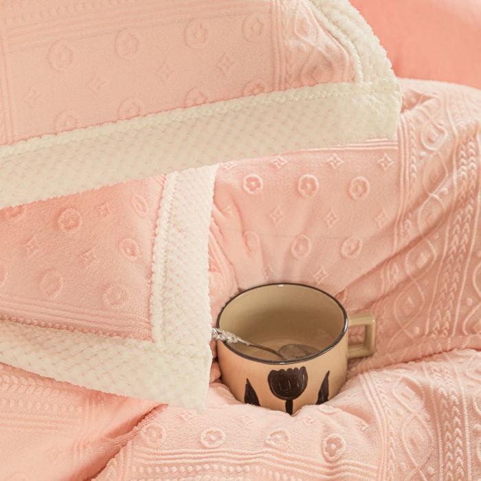 91家纺网 家纺一手货源 找家纺 眠博士 2025新款洛克款浮雕烂花牛奶绒加厚保暖四件套 洛克款-艺尚悠粉