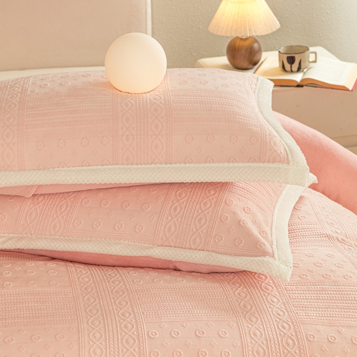 91家纺网 家纺一手货源 找家纺 眠博士 2025新款洛克款浮雕烂花牛奶绒加厚保暖四件套 洛克款-艺尚悠粉