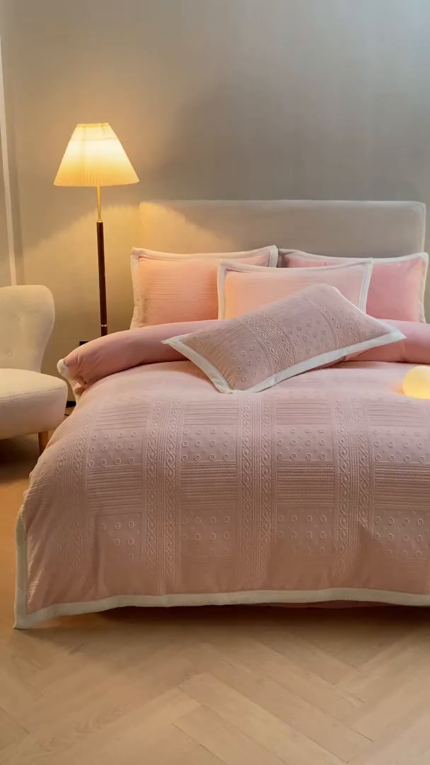 91家纺网 家纺一手货源 找家纺 眠博士 2025新款洛克款浮雕烂花牛奶绒加厚保暖四件套 洛克款-艺尚悠粉