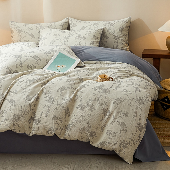 91家纺网 家纺一手货源 找家纺 莱茵家居 2025新款全棉三层纱厚织提花磨毛四件套 花楹-雾蓝