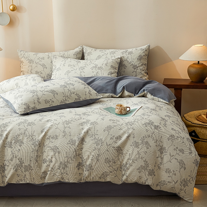 91家纺网 家纺一手货源 找家纺 莱茵家居 2025新款全棉三层纱厚织提花磨毛四件套 花楹-雾蓝