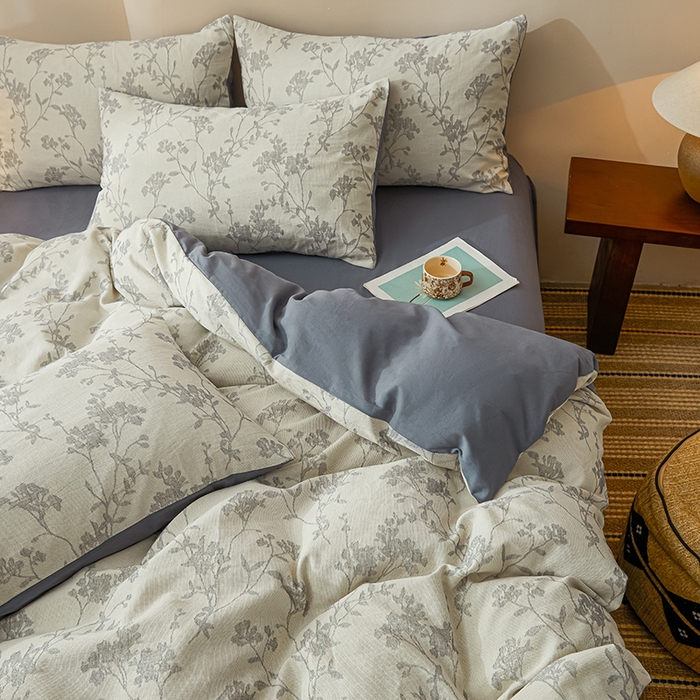 91家纺网 家纺一手货源 找家纺 莱茵家居 2025新款全棉三层纱厚织提花磨毛四件套 花楹-雾蓝
