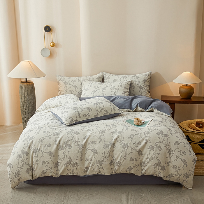 91家纺网 家纺一手货源 找家纺 莱茵家居 2025新款全棉三层纱厚织提花磨毛四件套 花楹-雾蓝