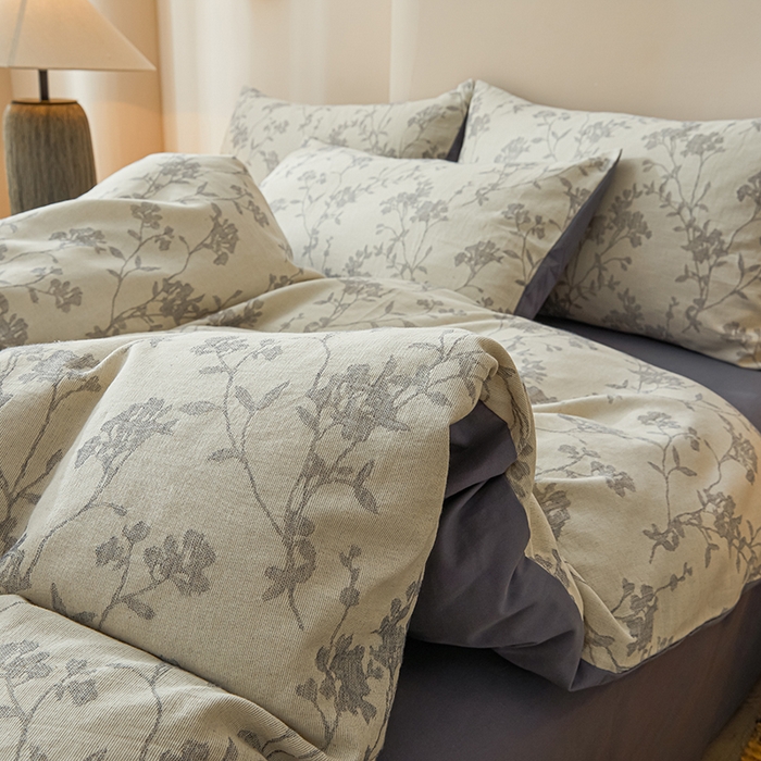 91家纺网 家纺一手货源 找家纺 莱茵家居 2025新款全棉三层纱厚织提花磨毛四件套 花楹-雾蓝