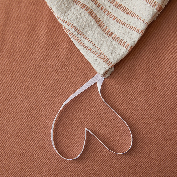 91家纺网 家纺一手货源 找家纺 莱茵家居 2025新款全棉三层纱厚织提花磨毛四件套 漫叙-茶红