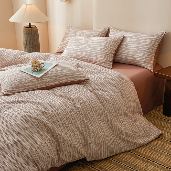 91家纺网 家纺一手货源 找家纺 莱茵家居 2025新款全棉三层纱厚织提花磨毛四件套 漫叙-茶红