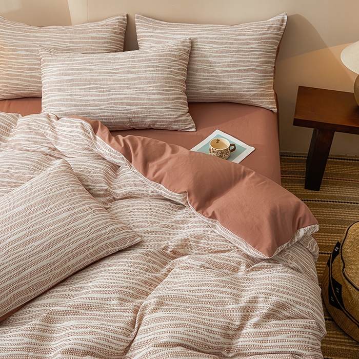 91家纺网 家纺一手货源 找家纺 莱茵家居 2025新款全棉三层纱厚织提花磨毛四件套 漫叙-茶红