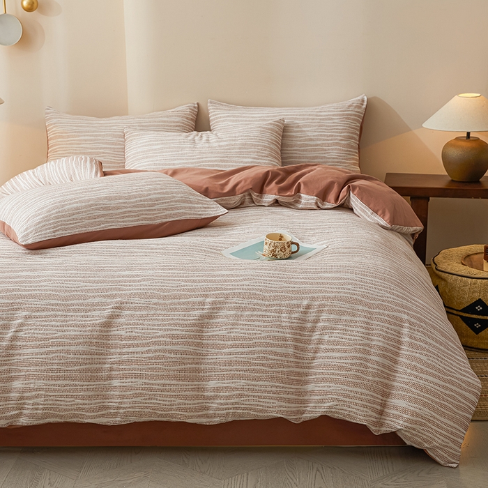 91家纺网 家纺一手货源 找家纺 莱茵家居 2025新款全棉三层纱厚织提花磨毛四件套 漫叙-茶红