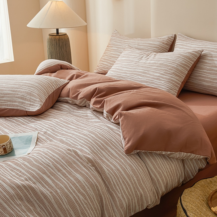 91家纺网 家纺一手货源 找家纺 莱茵家居 2025新款全棉三层纱厚织提花磨毛四件套 漫叙-茶红