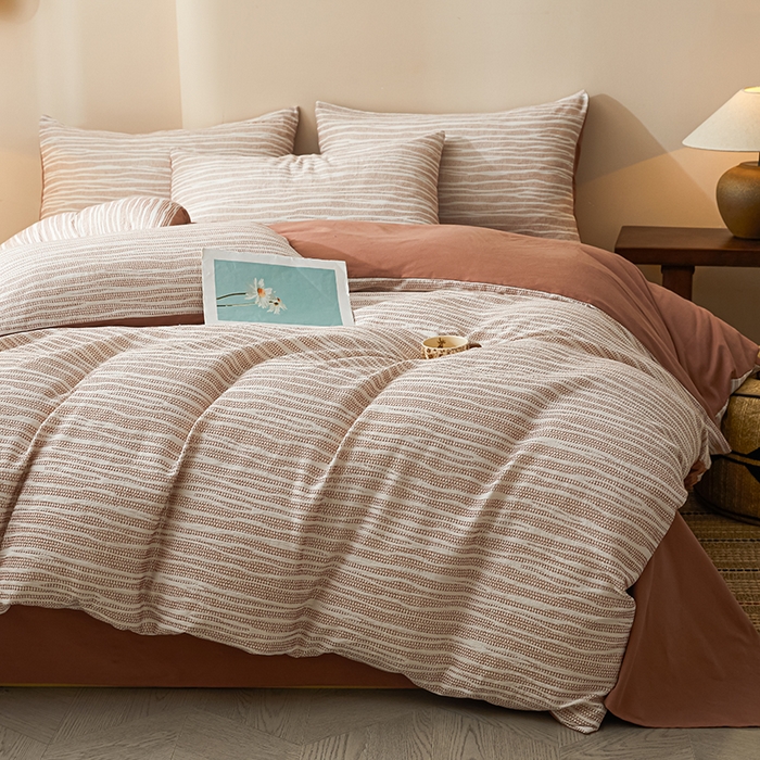 91家纺网 家纺一手货源 找家纺 莱茵家居 2025新款全棉三层纱厚织提花磨毛四件套 漫叙-茶红