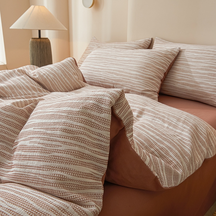 91家纺网 家纺一手货源 找家纺 莱茵家居 2025新款全棉三层纱厚织提花磨毛四件套 漫叙-茶红