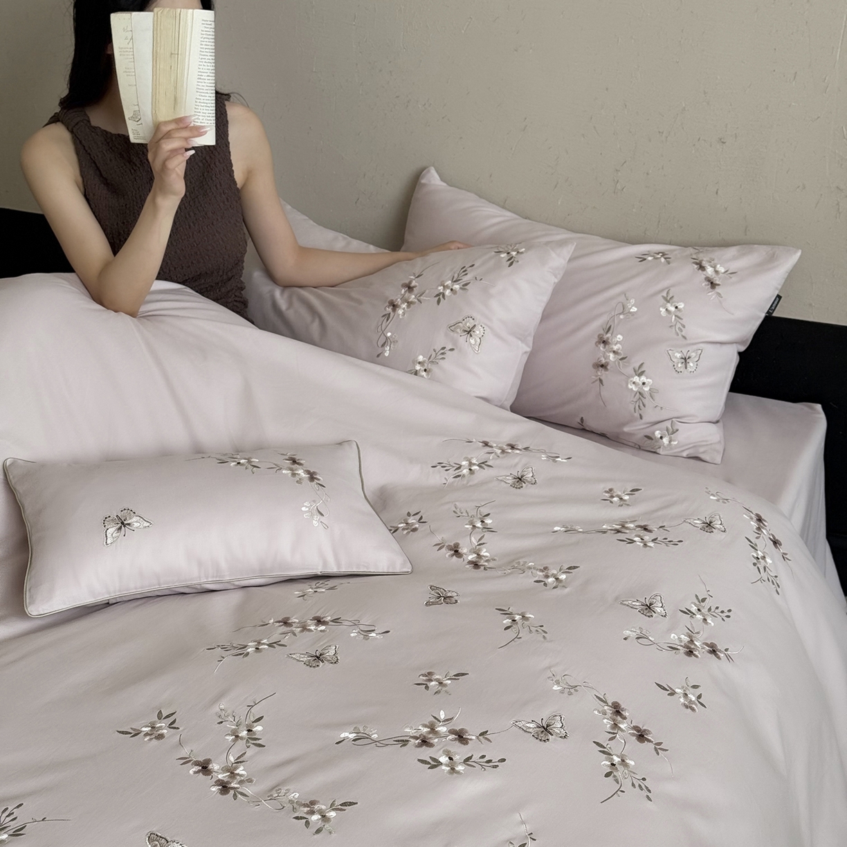 91家纺网 家纺一手货源 找家纺 （总）鹿班家居 2025新款秋冬款100S全棉磨毛精密刺绣系列四件套-南花谷（标准会员-20元）