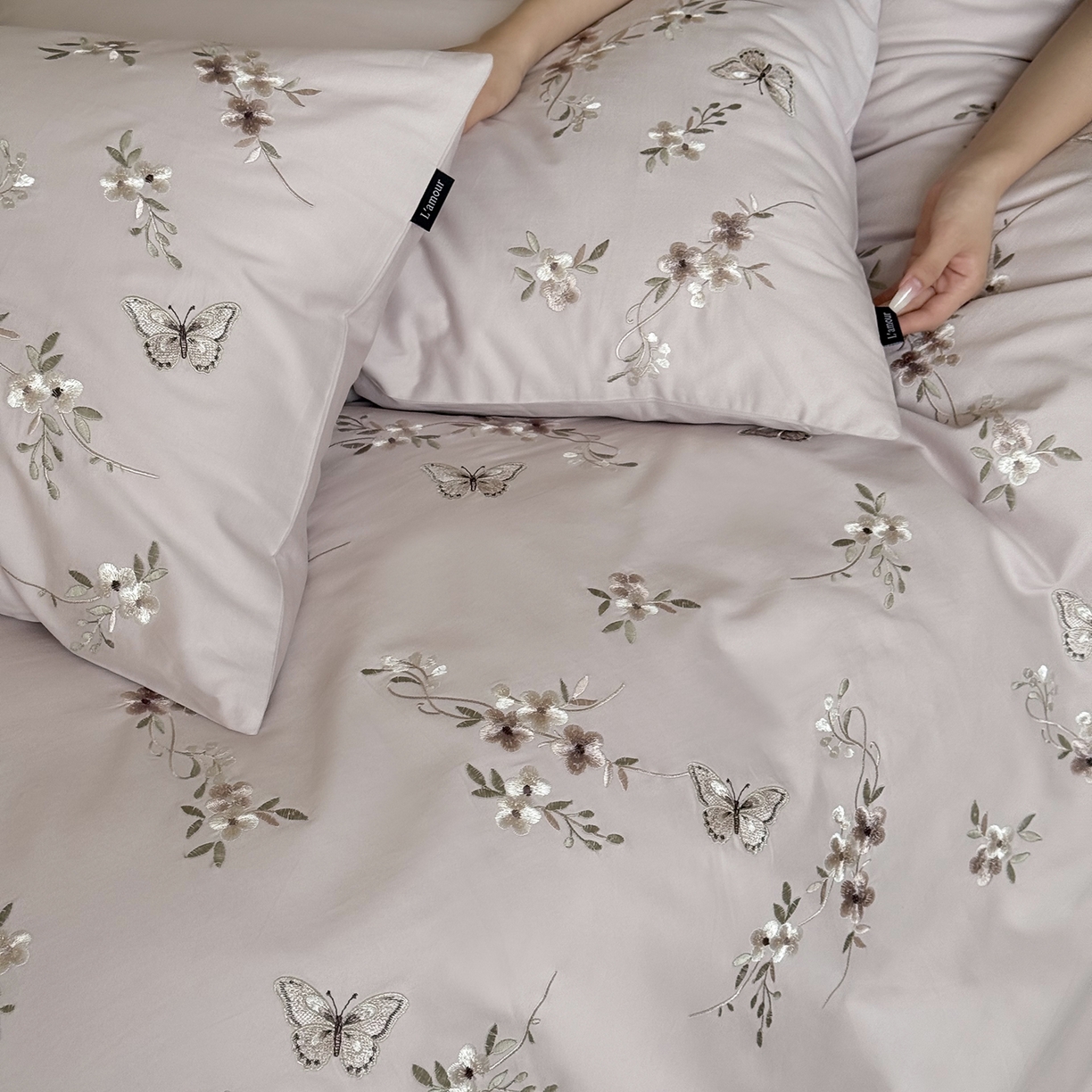 91家纺网 家纺一手货源 找家纺 （总）鹿班家居 2025新款秋冬款100S全棉磨毛精密刺绣系列四件套-南花谷（标准会员-20元）