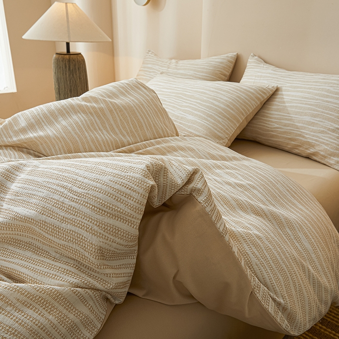 91家纺网 家纺一手货源 找家纺 莱茵家居 2025新款全棉三层纱厚织提花磨毛四件套 漫叙-卡其