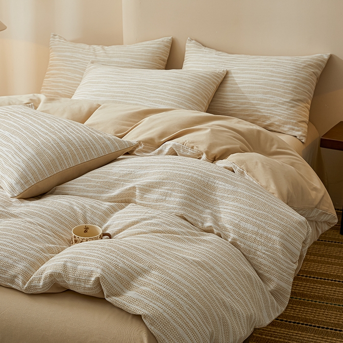 91家纺网 家纺一手货源 找家纺 莱茵家居 2025新款全棉三层纱厚织提花磨毛四件套 漫叙-卡其