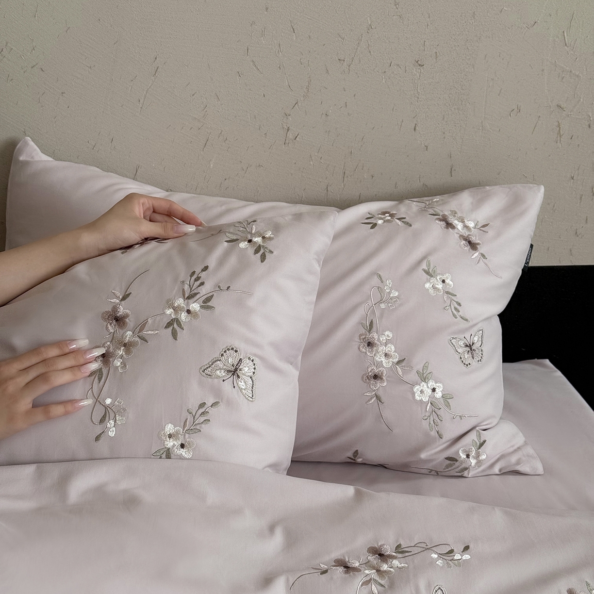 91家纺网 家纺一手货源 找家纺 （总）鹿班家居 2025新款秋冬款100S全棉磨毛精密刺绣系列四件套-南花谷（标准会员-20元）