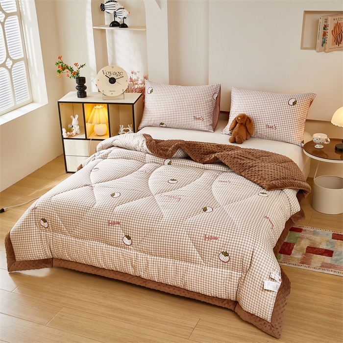 91家纺网 家纺一手货源 找家纺 黛妮雅2025新款全棉豆豆绒春秋被学生单双人被子被芯冬被（提供买家秀）格纹草莓咖