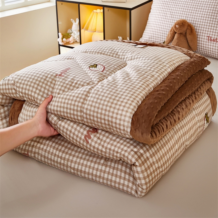 91家纺网 家纺一手货源 找家纺 黛妮雅2025新款全棉豆豆绒春秋被学生单双人被子被芯冬被（提供买家秀）格纹草莓咖