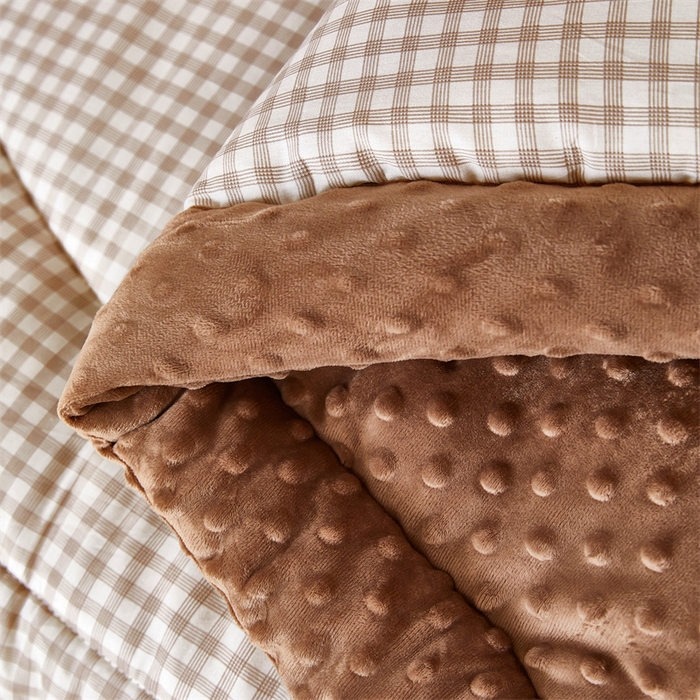 91家纺网 家纺一手货源 找家纺 黛妮雅2025新款全棉豆豆绒春秋被学生单双人被子被芯冬被（提供买家秀）格纹草莓咖