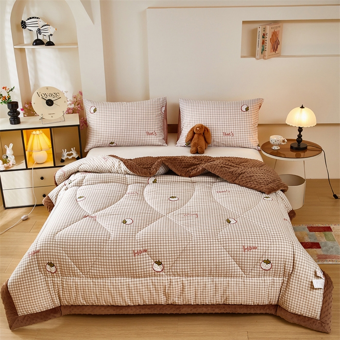 91家纺网 家纺一手货源 找家纺 黛妮雅2025新款全棉豆豆绒春秋被学生单双人被子被芯冬被（提供买家秀）格纹草莓咖