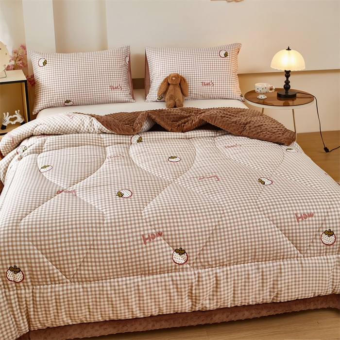 91家纺网 家纺一手货源 找家纺 黛妮雅2025新款全棉豆豆绒春秋被学生单双人被子被芯冬被（提供买家秀）格纹草莓咖