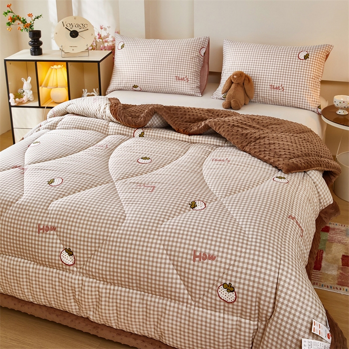 91家纺网 家纺一手货源 找家纺 黛妮雅2025新款全棉豆豆绒春秋被学生单双人被子被芯冬被（提供买家秀）格纹草莓咖