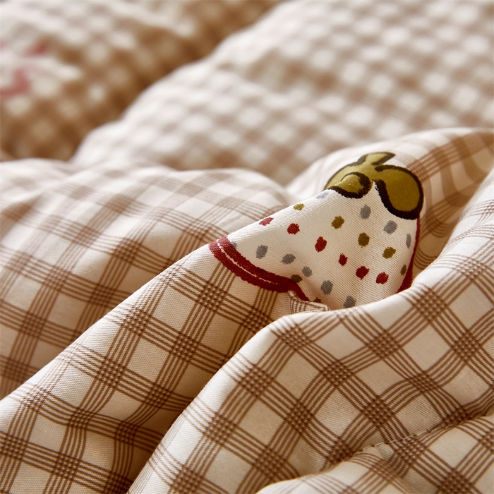 91家纺网 家纺一手货源 找家纺 黛妮雅2025新款全棉豆豆绒春秋被学生单双人被子被芯冬被（提供买家秀）格纹草莓咖